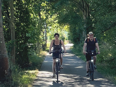 Zwei Radfahrer auf dem Saaleradweg