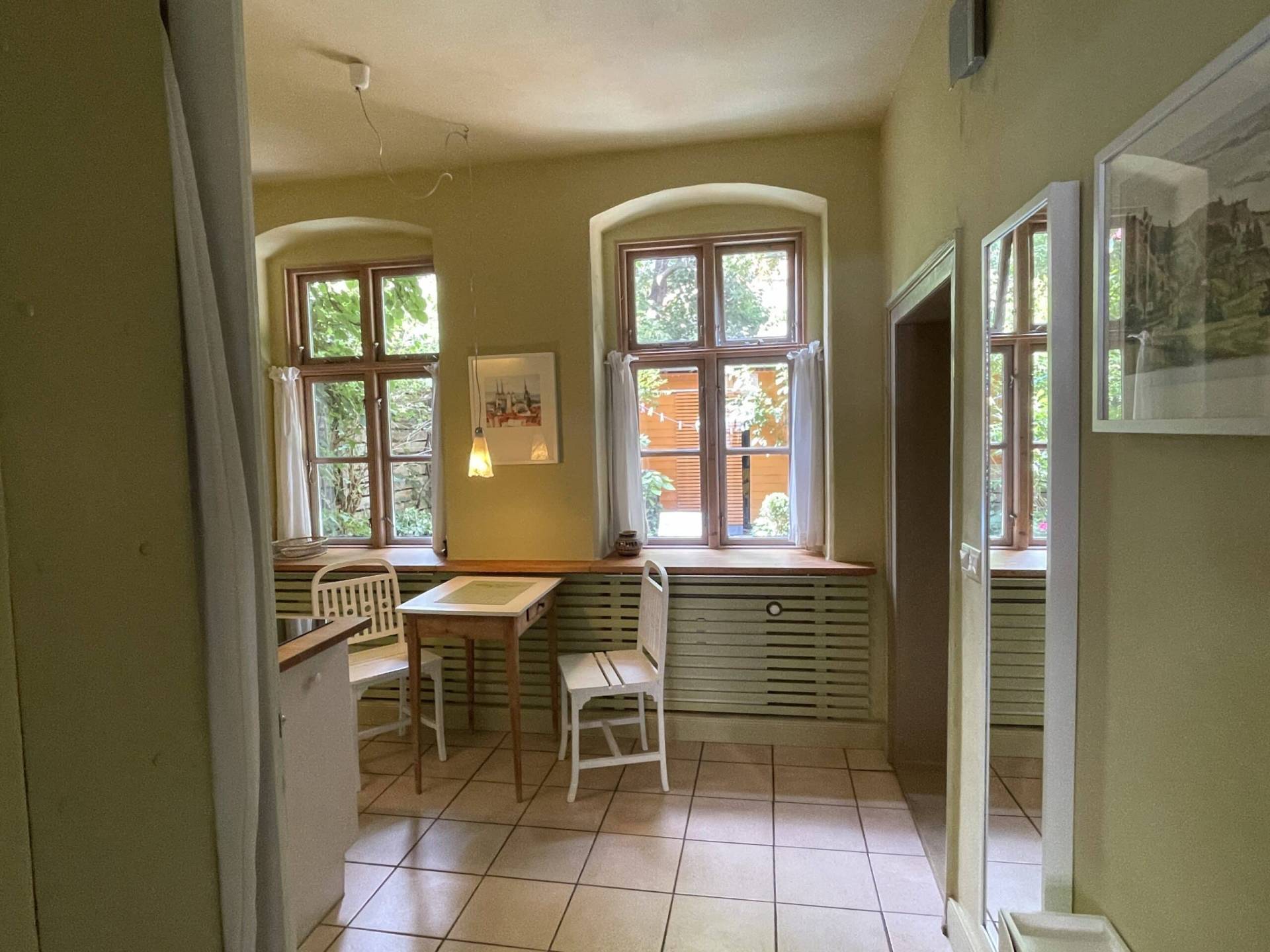 Ferienwohnung "Frau Pritzkow" - Blick in Küche vom Wohnzimmer aus gesehen